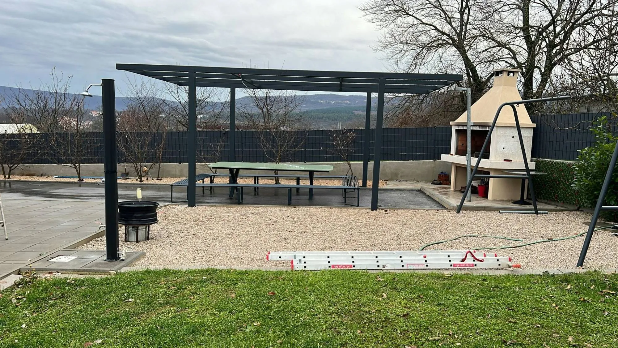 Nadstrešnica u dvorištu: konstrukcija